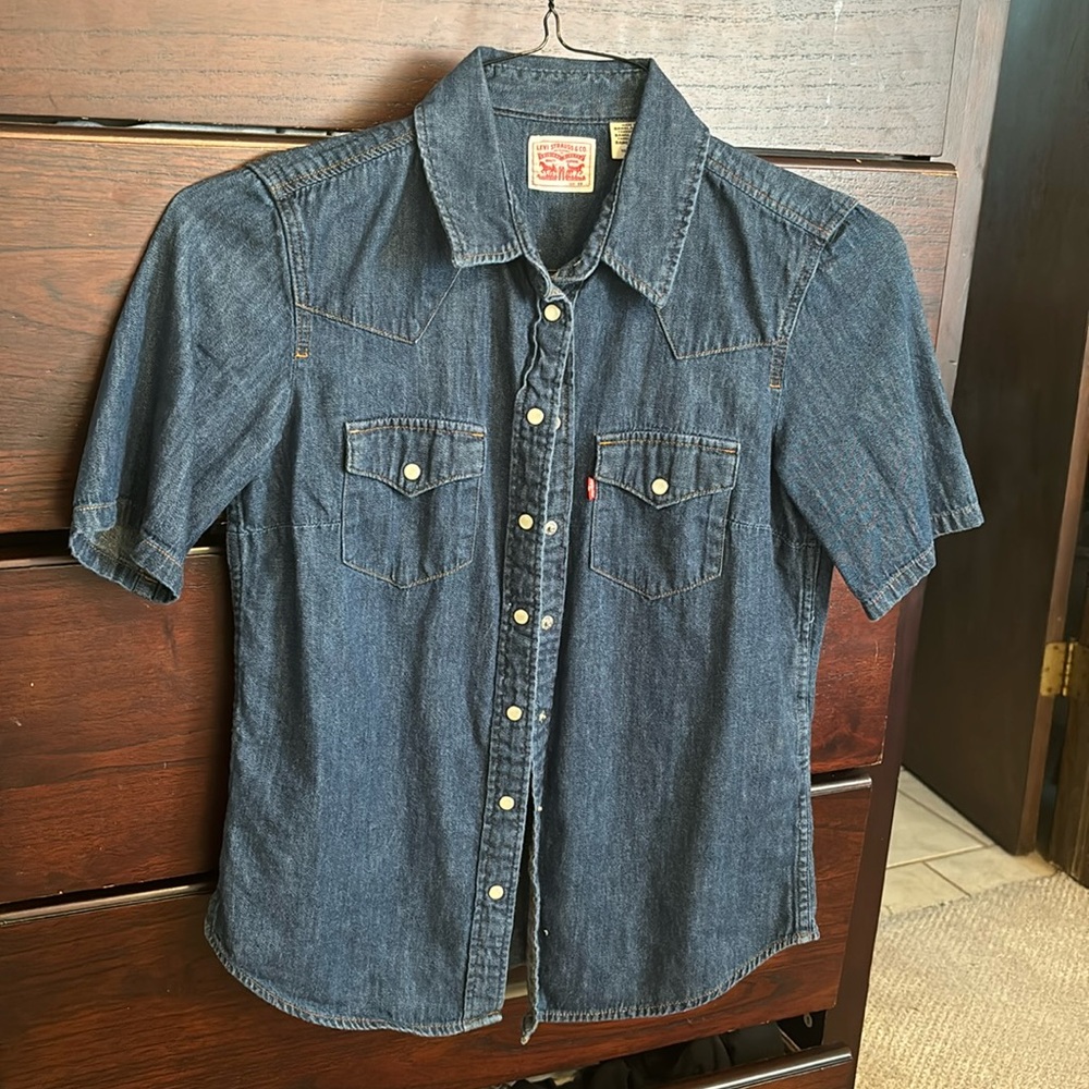 Gently worm Levi’s pearl snap short sleeve denim top